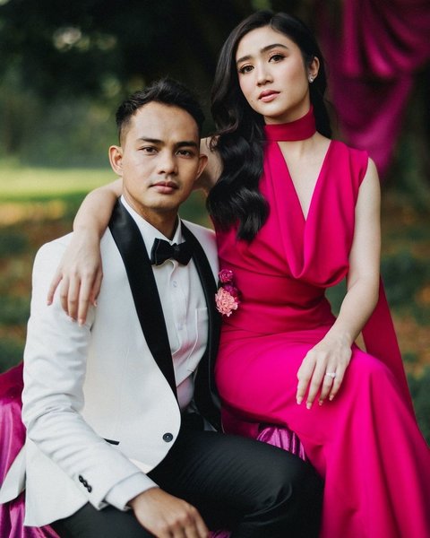 Febby dan tunangannya tampil anggun dan mewah, meskipun banyak orang yang kesulitan berfoto dengan warna pink cerah yang kontras.<br><br>