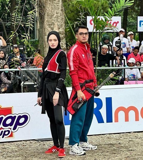 Sebelum pertandingan dimulai, Inara Rusli dan Ricky Harun sempat berpose bersama. Banyak orang yang penasaran mengapa keduanya dipasangkan dalam satu tim.<br><br>