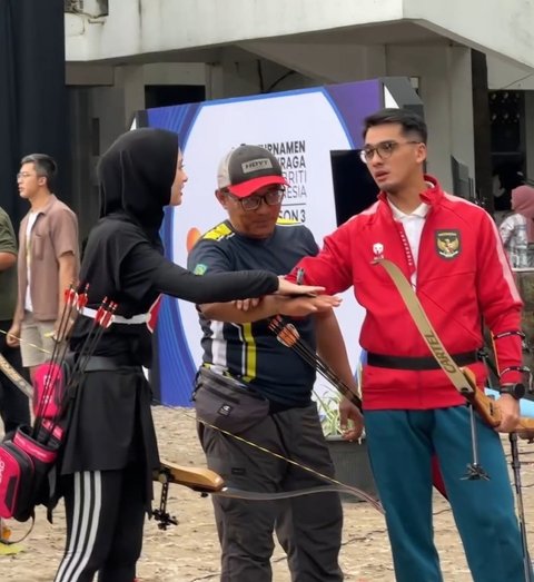 Sikap Inara Rusli ini memicu berbagai komentar dari warganet yang kurang senang. Banyak yang berpendapat bahwa sikap Ricky Harun sudah tepat karena menjaga jarak.<br><br>