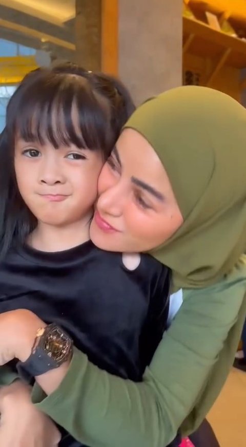 7 Potret Adreena Anak Bungsu Olla Ramlan yang Ultah ke-7, Makin Cantik