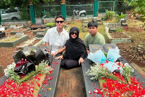 Potret Fuji Dapat Kejutan Ultah Ke-22 dari Keluarga & Bestie, Dapat Kado Super Banyak - Buket Bunga Disorot