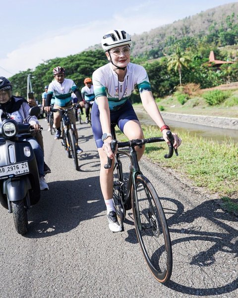 Pemandangan alam yang cantik memang paling enak dijadikan jalur gowes, bukan hanya menjamin udara yang sehat dan bersih tapi juga jadi momen healing.&nbsp;&nbsp;