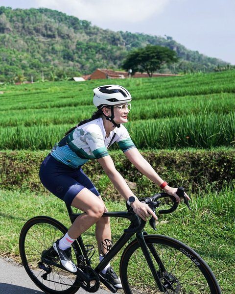 Luna Maya bersyukur karena jalur ia bersepeda ternyata bisa memberi banyak dampak baik kepada orang sekitar.&nbsp;