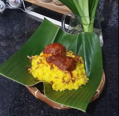 Nasi Kuning Ayam Mentega (Butter Chicken with Tumeric Rice). (via: Public Relations Manager Blibli.com).