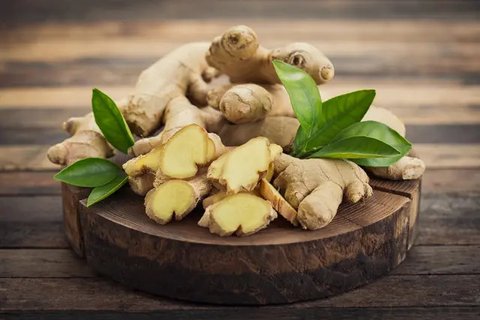 Dinginkan sisa minyak goreng dan buang ke dalam wadah tertutup. (Foto: Freepik/bublikhaus)
