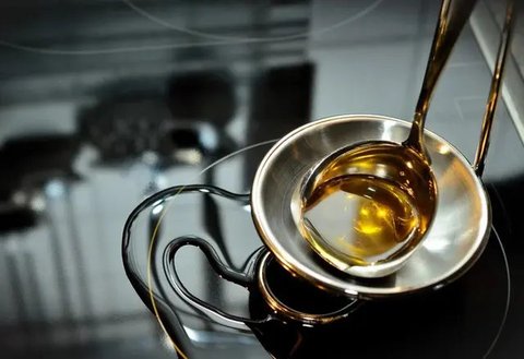 Dinginkan sisa minyak goreng dan buang ke dalam wadah tertutup. (Foto: Freepik/bublikhaus)