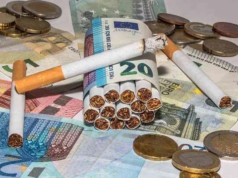 Petugas memperlihatkan rokok ilegal yang telah terkemas di Kantor Dirjen Bea Cukai, Jakarta, Jumat (30/9). Rokok ilegal ini diproduksi oleh mesin dengan total produksi 1500 batang per menit.