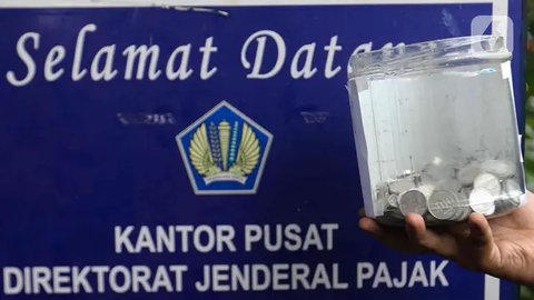 Warga membayar pajak kendaraan di Samsat Polda Metro Jaya, Jakarta, Jumat (16/11). Pemprov DKI menghapuskan sanksi administrasi Pajak Kendaraan Bermotor (PKB) dan sanksi administrasi Bea Bali