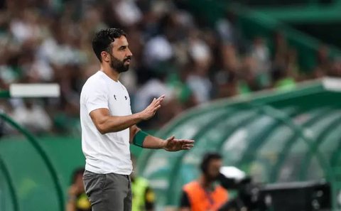 Para pemain Manchester United merayakan gol Bruno Fernandes ke gawang Chelsea dalam lanjutan Liga Inggris 2024/2025 di Old Trafford, Minggu (3/11/2024) malam WIB. (Paul ELLIS / AFP)