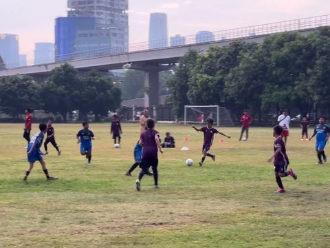 Aksi Kala Madali Anak Zaskia Adya Mecca Tanding Bola di Lapangan, Teman Setim dan Lawan Laki-Laki Semua