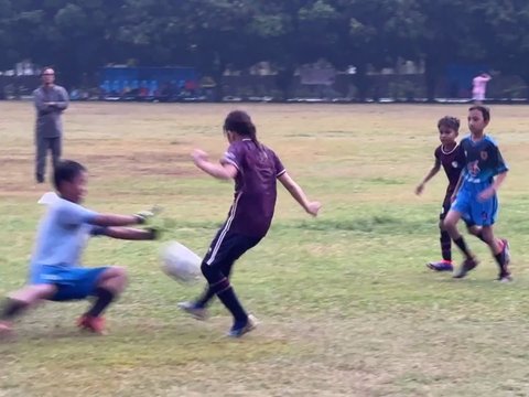 Aksi Kala Madali Anak Zaskia Adya Mecca Tanding Bola di Lapangan, Teman Setim dan Lawan Laki-Laki Semua