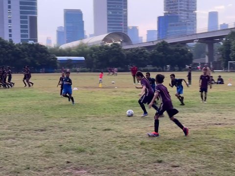 Aksi Kala Madali Anak Zaskia Adya Mecca Tanding Bola di Lapangan, Teman Setim dan Lawan Laki-Laki Semua