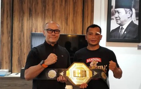 Rensus Turnip berhasil meraih kemenangan technical knockout (TKO) atas Iwan Hermawan pada One Pride MMA 84 di GOR C-Tra Arena Bandung, Sabtu (2/11/2024). (dok. One Pride MMA)