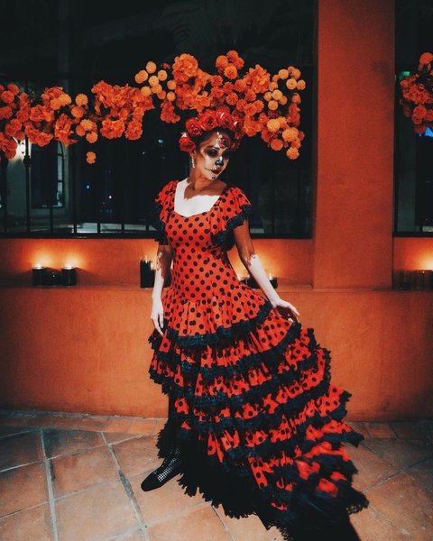 BCL tampil menawan dalam kostum catrina merah polkadot yang khas, cocok dengan gaya tradisional Meksiko.<br>