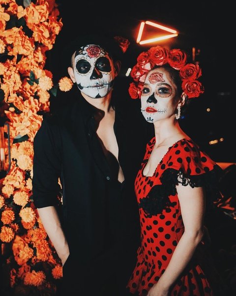 Tampil kompak dalam kostum catrina, Tiko dan BCL terlihat seram namun tetap estetik dengan makeup hitam putih ala hantu Meksiko.<br>