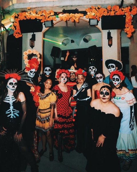 Perlu diketahui, Dia De Los Muertos atau Day of the Dead sebenarnya berbeda dari Halloween, baik dari makna maupun tanggal perayaannya.<br>