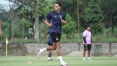Ezra Walian mengaku kubu PSM takut dengan tendangan mautnya. (Bola.com/Gatot Sumitro)