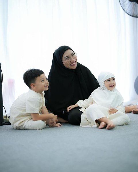 Penuh Senyum Ceria, Ini 7 Potret Amala Anak Irish Bella di Acara Pengajian - Perlihatkan Kebersamaan dengan Ayah Sambung