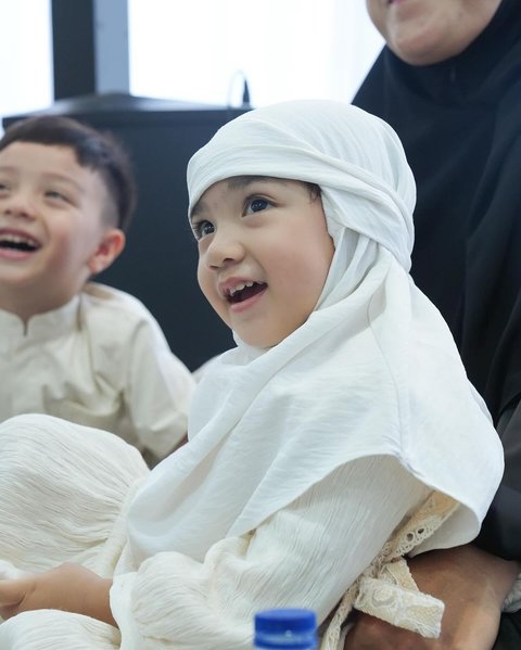 Penuh Senyum Ceria, Ini 7 Potret Amala Anak Irish Bella di Acara Pengajian - Perlihatkan Kebersamaan dengan Ayah Sambung