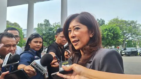 Menkomdigi Meutya Hafid dalam Upacara Peringatan Hari Sumpah Pemuda ke-96 Tahun 2024 di Kantor Kementerian Komdigi, Jakarta Pusat, Senin (28/10/2024). Credit: Komdigi