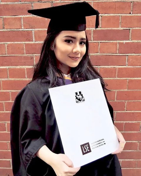 Maudy Ayunda adalah salah satu artis yang menerima beasiswa LPDP. Melalui beasiswa LPDP, Maudy Ayunda berhasil menyelesaikan pendidikan magisternya dan mendapatkan gelar Master of Educatio