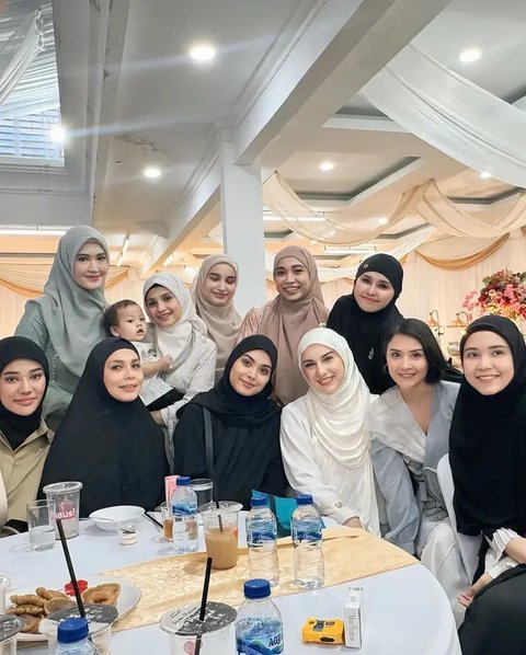 Potret tamu artis di acara tasyakuran rumah baru Irish Bella dan Haldy Sabri. (sumber: Instagram/_irishbella_/lisyanurrahmii)