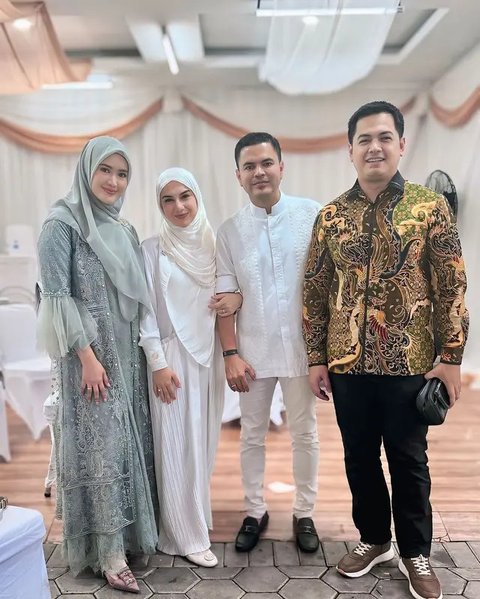 Potret tamu artis di acara tasyakuran rumah baru Irish Bella dan Haldy Sabri. (sumber: Instagram/_irishbella_/lisyanurrahmii)