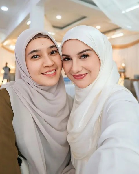 Potret tamu artis di acara tasyakuran rumah baru Irish Bella dan Haldy Sabri. (sumber: Instagram/_irishbella_/lisyanurrahmii)