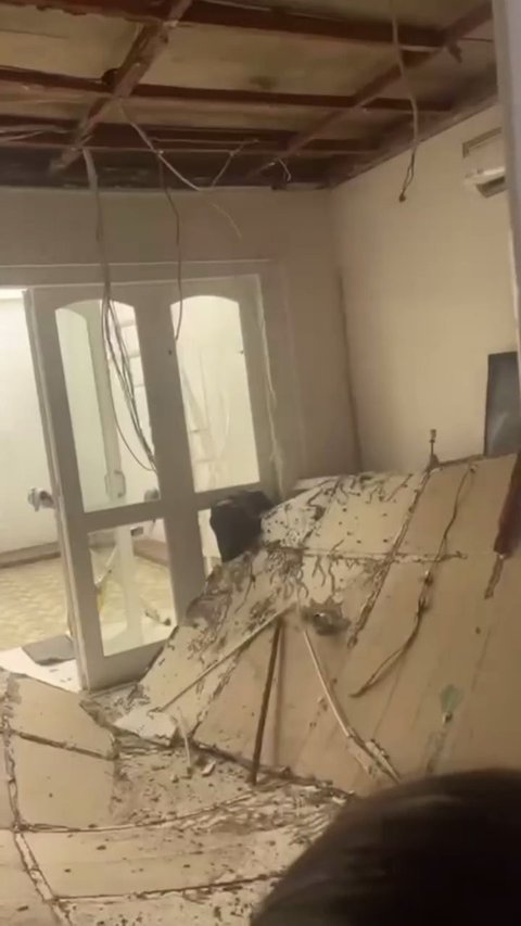 Plafon Rumah Orang Tua Zaskia Adya Mecca Runtuh, Sang Ayah Selamat yang Awalnya Tiduran Langsung Lari