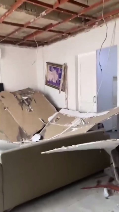 Plafon Rumah Orang Tua Zaskia Adya Mecca Runtuh, Sang Ayah Selamat yang Awalnya Tiduran Langsung Lari