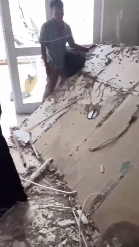 Plafon Rumah Orang Tua Zaskia Adya Mecca Runtuh, Sang Ayah Selamat yang Awalnya Tiduran Langsung Lari