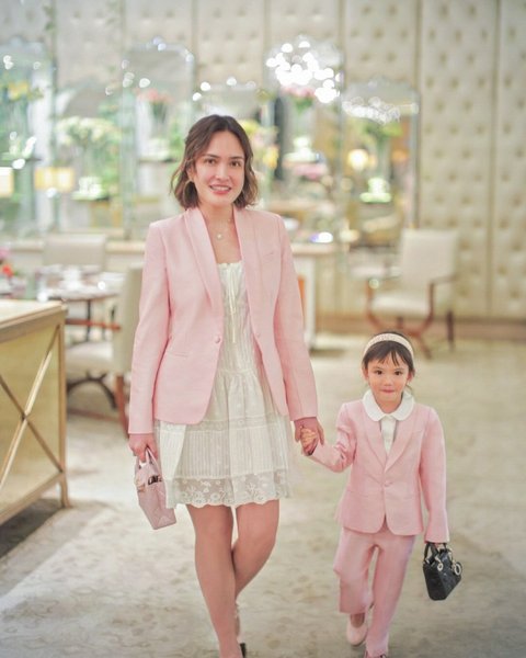 Shandy Aulia terlihat mengabadikan foto-foto manis pakai baju pink dengan anaknya, Claire.&nbsp;