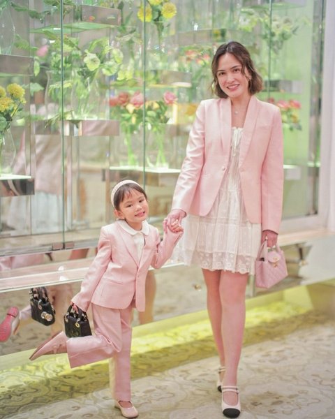 Mirip ibunya, Claire bisa berpose centil dengan mengangkat satu kaki ke belakang. Netizen beri pujian 'so cute'.