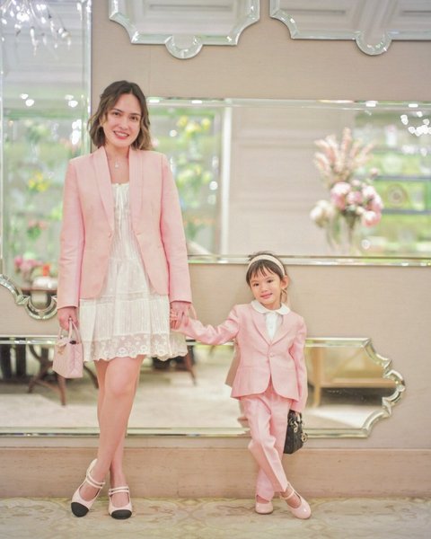 Foto kebersamaan ibu dan anak ini terlihat begitu manis, apalagi Claire sudah bisa bergaya imut dan tak merasa canggung saat difoto.&nbsp;