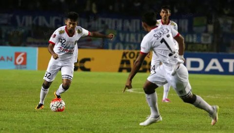 Duel Syakir Sulaiman (kiri) dengan Mahardiga M Lasut pada laga Bali United vs PSS Sleman di turnamen sepak bola Bali Island 2016 di Stadion Gelora Samudra, Kuta Bali, Selasa (23/2/2016).  (Bo