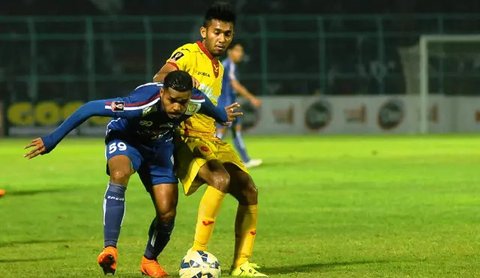 Duel Syakir Sulaiman (kiri) dengan Mahardiga M Lasut pada laga Bali United vs PSS Sleman di turnamen sepak bola Bali Island 2016 di Stadion Gelora Samudra, Kuta Bali, Selasa (23/2/2016).  (Bo