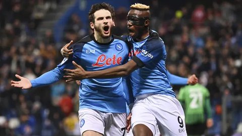 Pemain Napoli, Khvicha Kvaratskhelia merayakan gol pada laga lanjutan Liga Italia 2022/2023 melawan Monza di Diego-Maradona Stadium, 21 Augustus 2022. Kvaratskhelia menjadi salah satu mesin g
