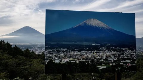 Gunung Fuji terlihat dari kuil Arakura Fuji Sengen di kota Fujiyoshida, prefektur Yamanashi, pada Kamis (22/4/2021). Prefektur Yamanashi terletak di sebelah barat Tokyo yang memiliki spot-