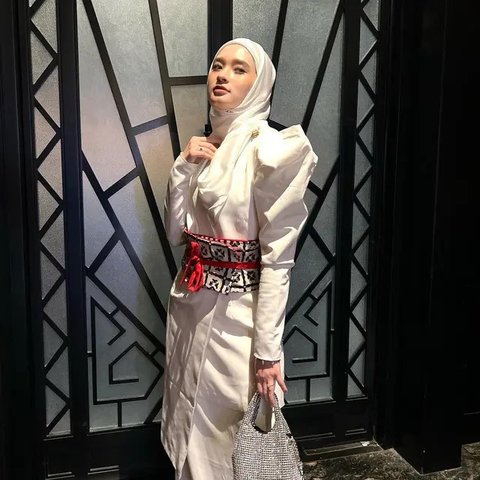Kerap tampil stylish dan menawan, OOTD Inara Rusli setelah berpisah dengan Virgoun semakin memesona. (Foto: Instagram/ @Mommy_Starla)