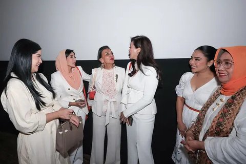 Meski kenakan dress polos, penampilan Annisa Pohan tetap terlihat mahal dengan jinjing tas Hermes. [@annisayudhoyono]