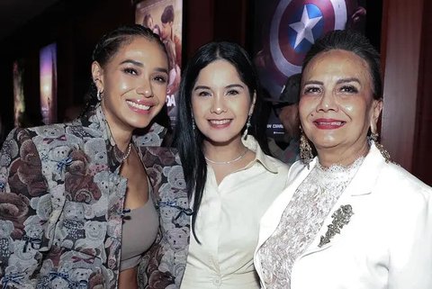 Lengkapi busana casual feminin, gaya Annisa Pohan tetap berkelas dengan anting gantung dan kalung berlian [@annisayudhoyono]