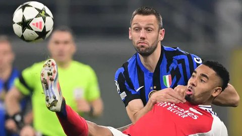 Sejak menit awal pertandingan, kedua tim bermain ketat dan intens. Hingga jelang akhir babak pertama belum ada gol yang tercipta. (Marco BERTORELLO/AFP)