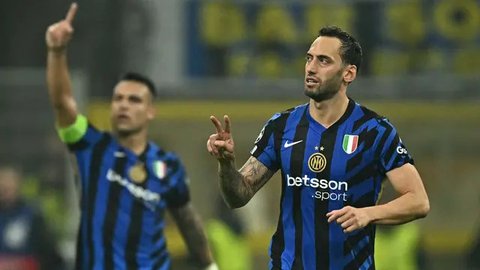 Il Nerazzurri akhirnya memecah kebuntuan lewat gol yang dicetak Hakan Calhanoglu dari titik putih pada menit ke-45+3. (Gabriel BOUYS/AFP)