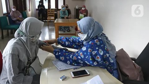 Pedagang menunjukkan jahe dan temulawak dagangannya di Pasar Induk Kramat Jati, Jakarta, Kamis (5/3/2020). Heboh virus corona Covid-19 mulai berdampak pada harga rampah-rempah seperti jahe me