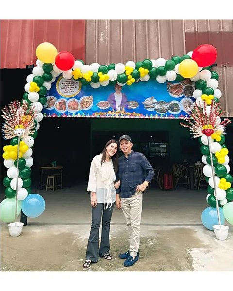 Potret Ayu Ting Ting di pembukaan cabang warung makan ayah Ojak. (sumber: Instagram/ayutingting92/war_warungayahrojak)