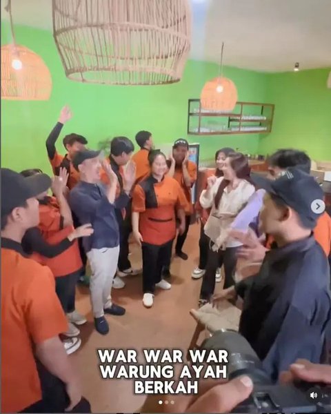 Potret Ayu Ting Ting di pembukaan cabang warung makan ayah Ojak. (sumber: Instagram/ayutingting92/war_warungayahrojak)
