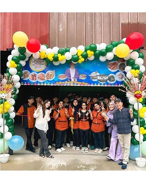 Potret Ayu Ting Ting di pembukaan cabang warung makan ayah Ojak. (sumber: Instagram/ayutingting92/war_warungayahrojak)