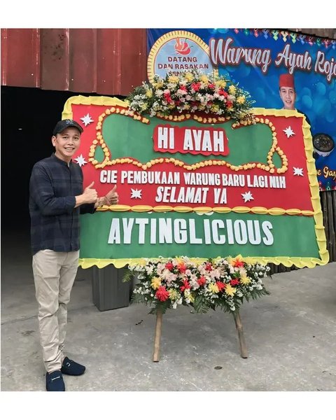 Potret Ayu Ting Ting di pembukaan cabang warung makan ayah Ojak. (sumber: Instagram/ayutingting92/war_warungayahrojak)