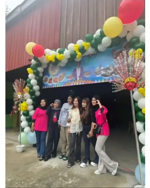 Potret Ayu Ting Ting di pembukaan cabang warung makan ayah Ojak. (sumber: Instagram/ayutingting92/war_warungayahrojak)