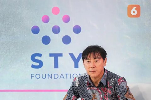Pelatih Timnas Indonesia, Shin Tae-yong dan ketua umum PSSI, Erick Thohir dalam Press Conference - Indomilk x Timnas: Luncurkan 6 Kemasan Edisi Spesial Timnas di Stadion Utama Gelora Bung Kar